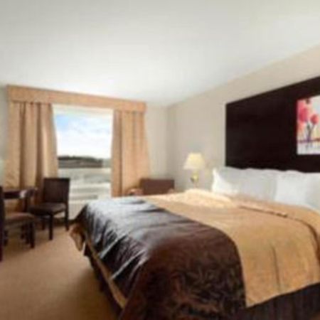 Super 8 By Wyndham Innisfail מראה חיצוני תמונה