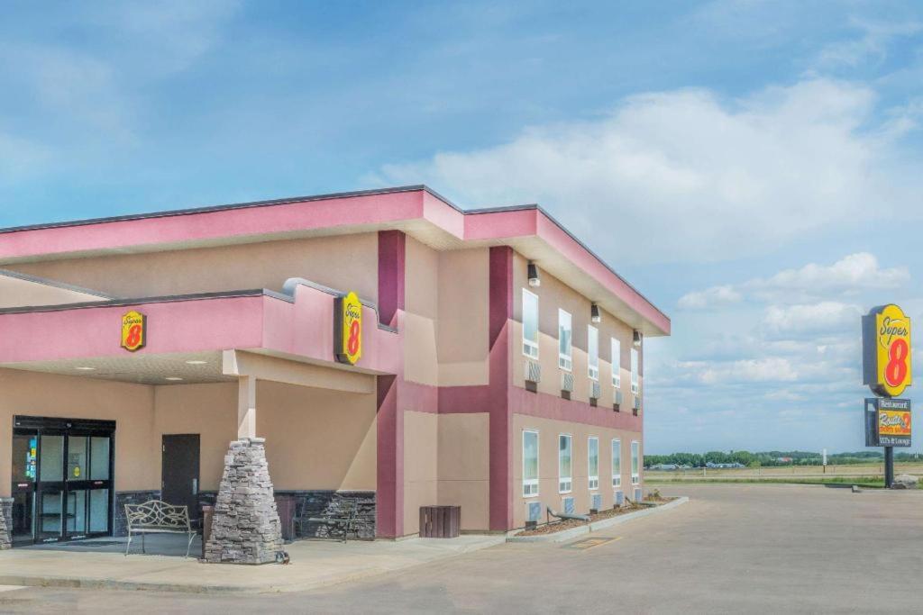 Super 8 By Wyndham Innisfail מראה חיצוני תמונה