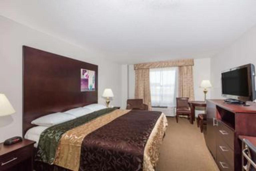 Super 8 By Wyndham Innisfail מראה חיצוני תמונה