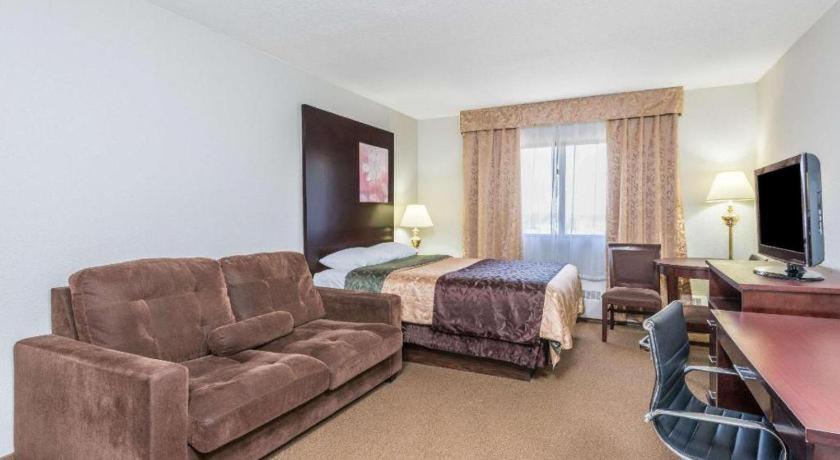 Super 8 By Wyndham Innisfail מראה חיצוני תמונה